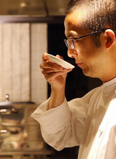 スープの味見をするオーナー