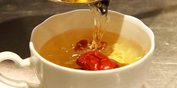 スープを注ぐ